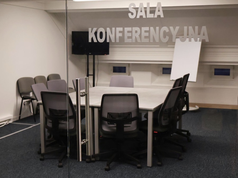 Antresola nad parterem - obecnie studio nagrań, za szklaną ścianą